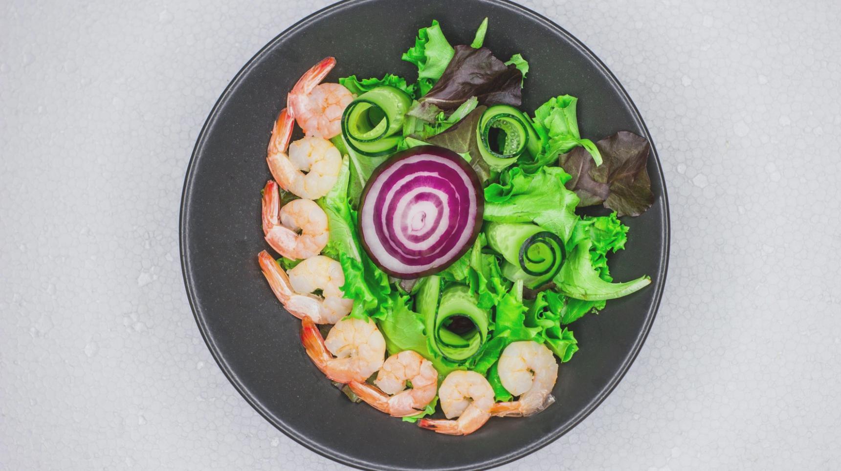 Alimentos frescos y saludables dispuestos de manera artística, representando nuestro enfoque hacia la alimentación consciente