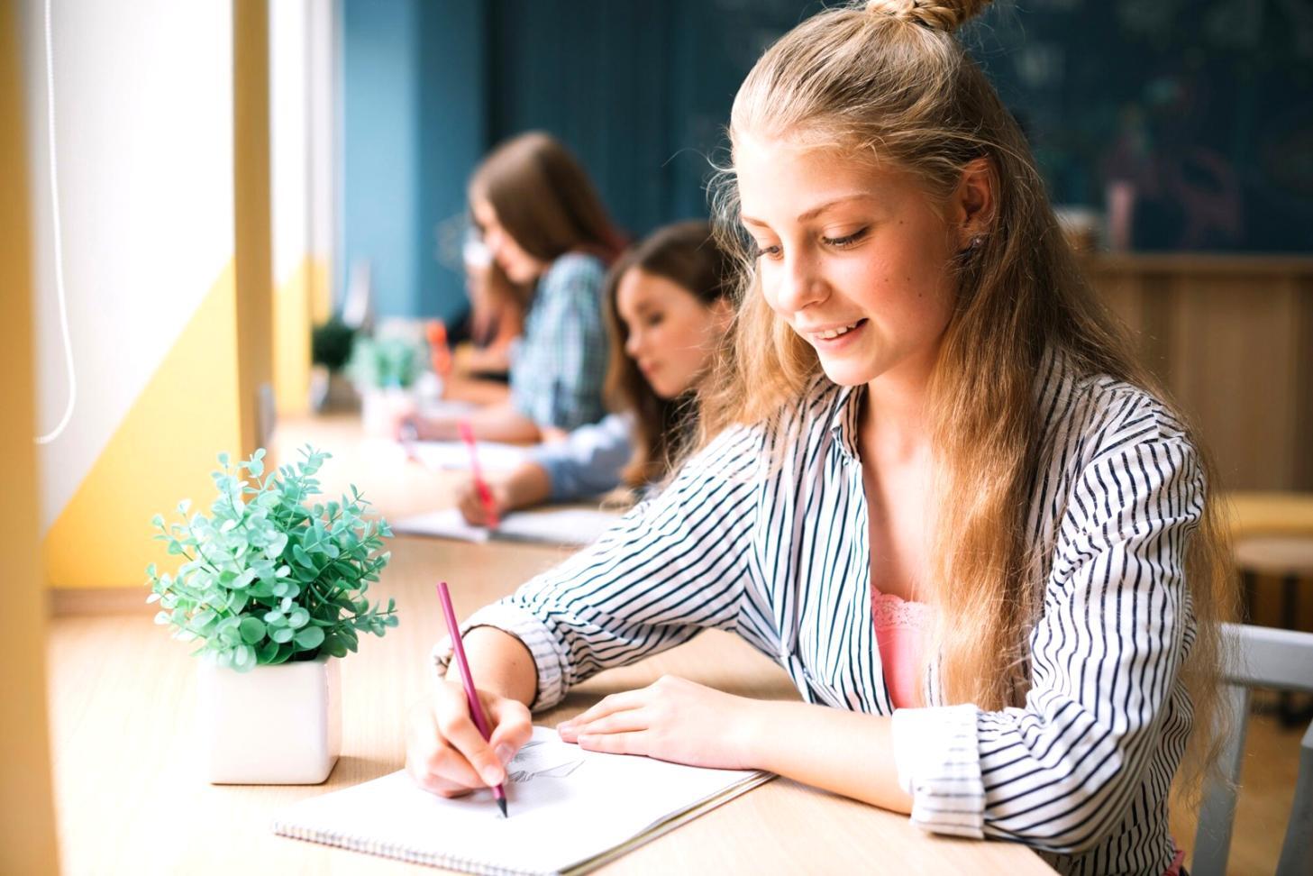 Mesa familiar con comida casera saludable, representando el equilibrio y disfrute en la alimentación consciente